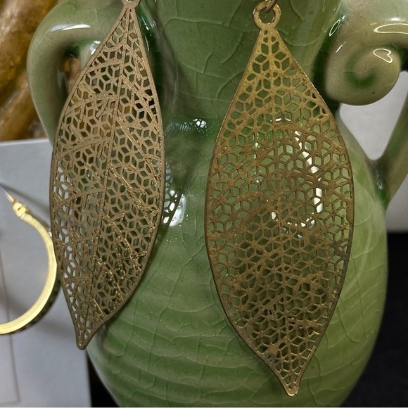 6 for$20♥️Earring bundle, set of 2. 1 small hoop & 1 leaf design - Picture 2 of 5